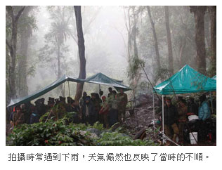 拍攝時常遇到下雨，天氣儼然也反映了當時的不順。